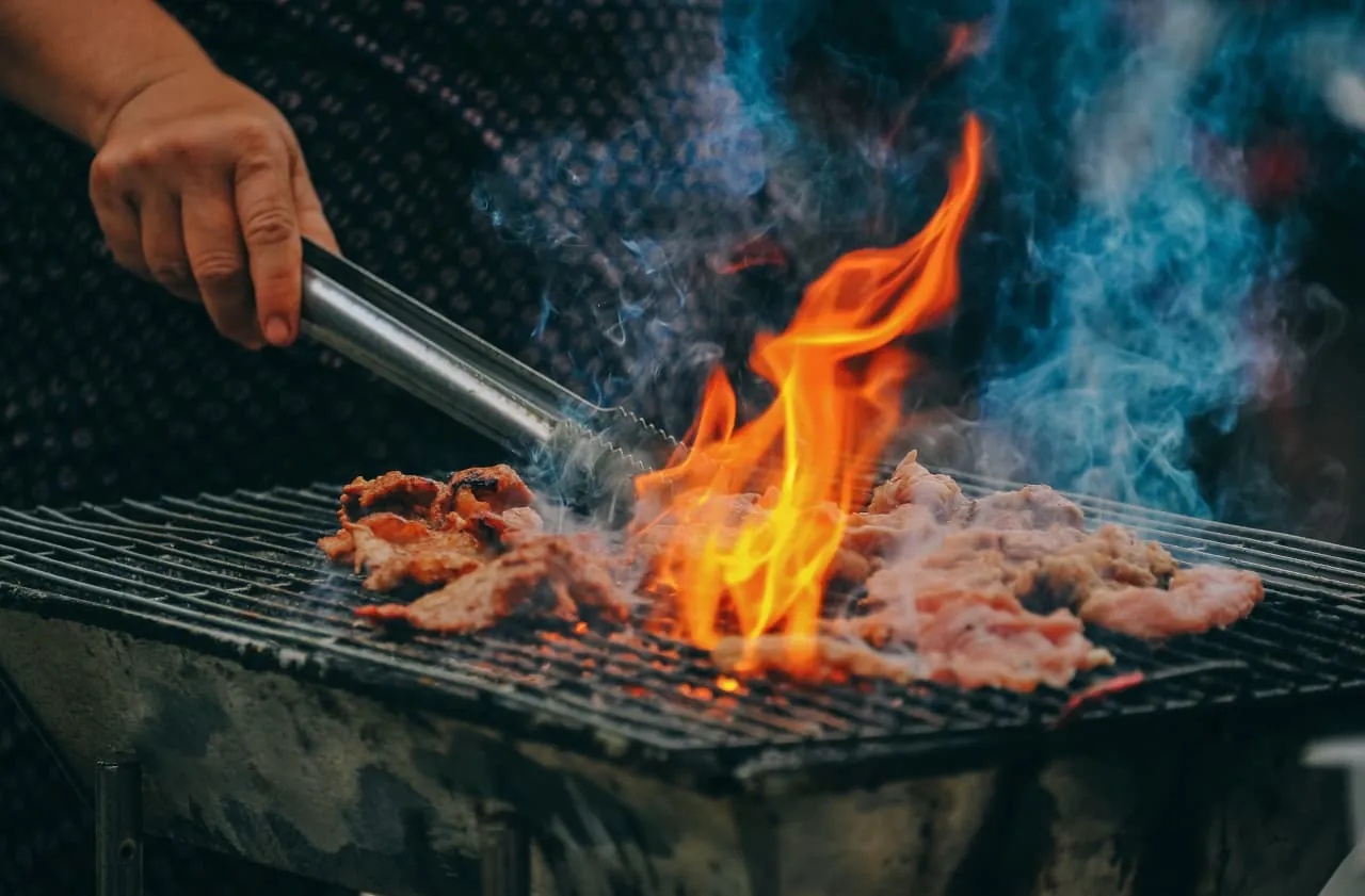 Grill — w ogrodzie jest miejsce na grill i ognisko